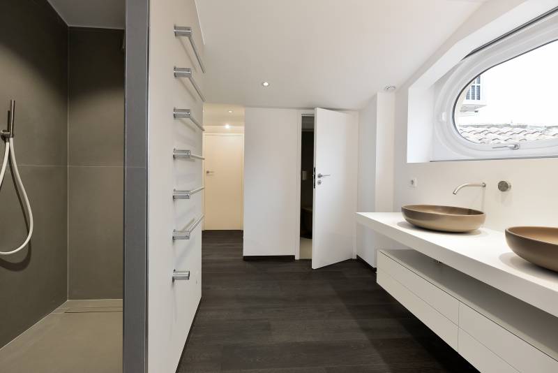 Salle de bain design blanche avec parquet bois à Saint Tropez