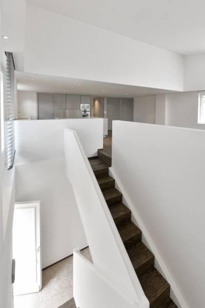 Montée d'escalier déco en bois dans un appartement rénové en Provence Alpes Côte d'Azur