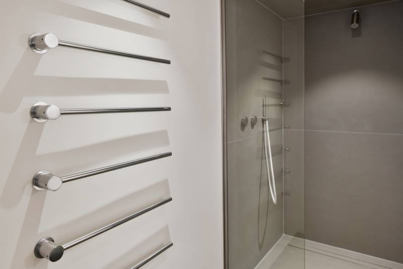 Douche design dans salle de bain luxueuse sur la Côte d'Azur