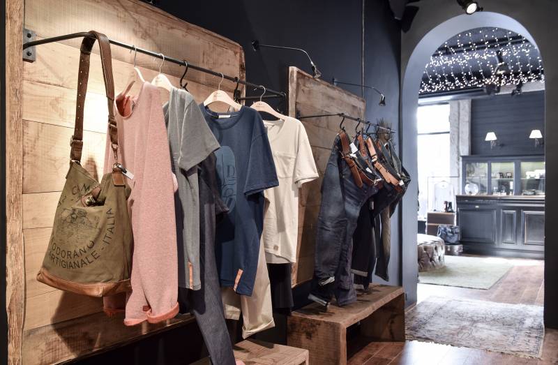 Portes manteaux originaux pour magasin de vêtements à Lyon