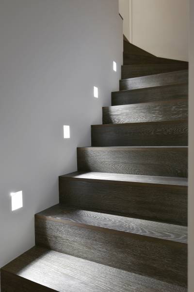 Montée d'escaliers en bois pour maison contemporaine à Saint-Tropez