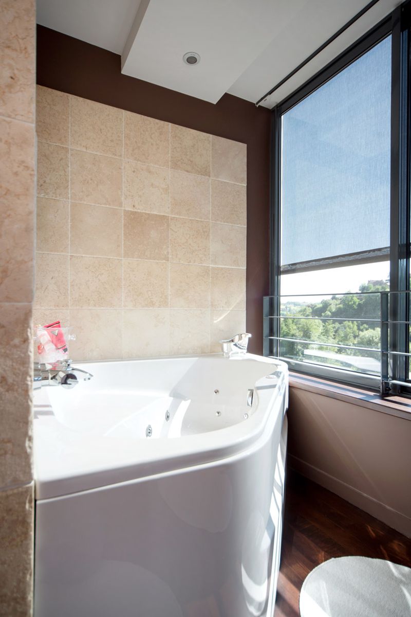 Baignoire d'angle pour salle de bain avec vue design à Lyon