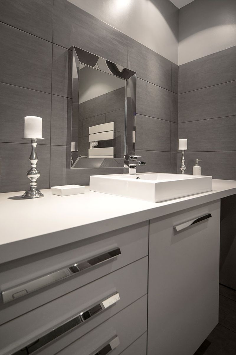 Salle de bain design gris et blanc