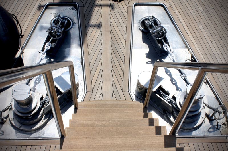 Escalier en bois vernis sur un yacht à Monaco