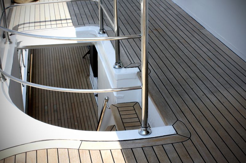 Escaliers en bois pour bateau sur la Côte d'Azur